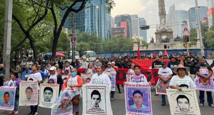 Instalan plantón en el Zócalo, madres y padres de Ayotzinapa en espera de diálogo