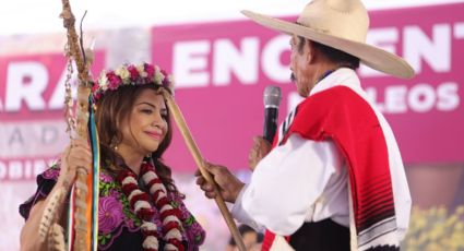 Clara Brugada promete plan de justicia para pueblos originarios y recibe bastón de mando