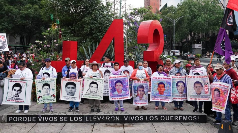 Padres y madres de los 43 normalistas desaparecidos de la Normal Rural 'Raúl Isidro Burgos' de Ayotzinapa.