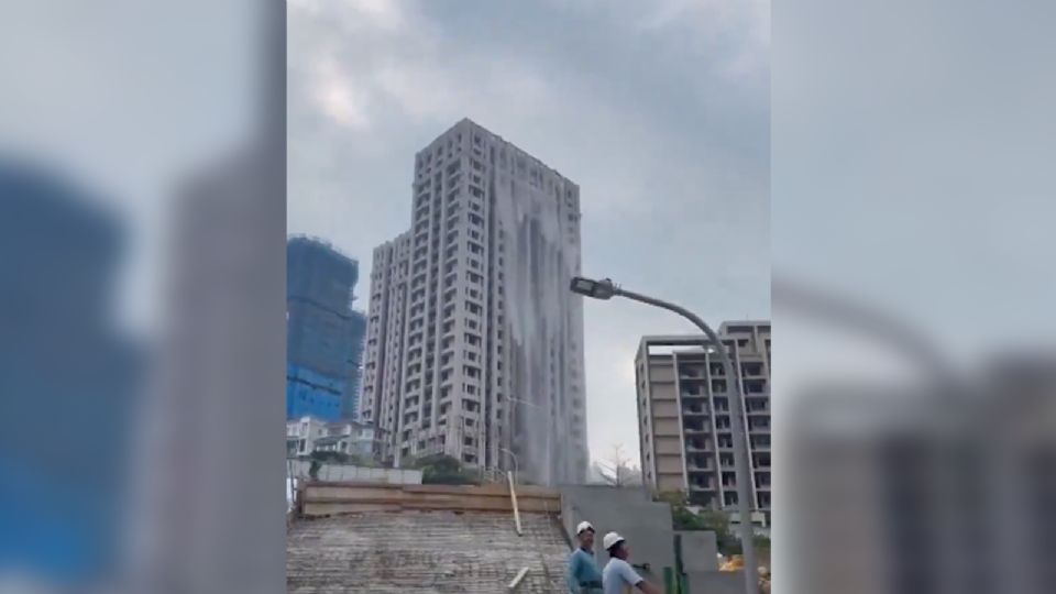 Rascacielos en Taiwán desborda una cascada durante el terremoto de magnitud 7.5.