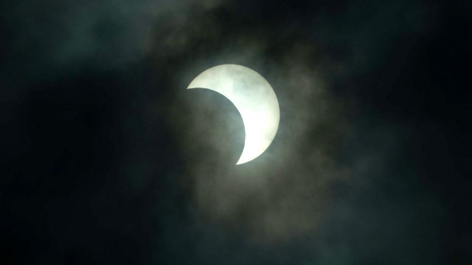 No se suspenderán clases en CDMX ante el eclipse solar.