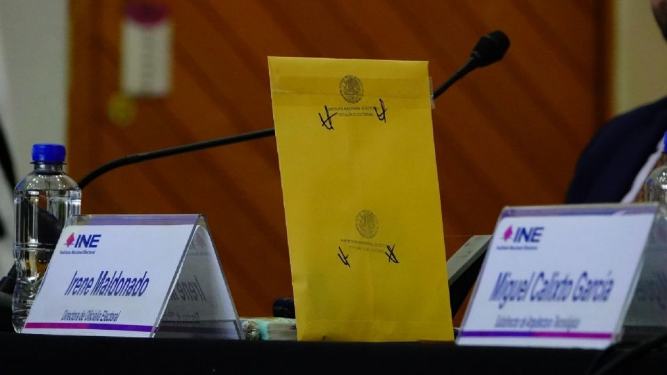 Sobre con memoria USB en donde se realizó la entrega de preguntas ciudadanas recabadas por el INE para Primer Debate Presidencial.