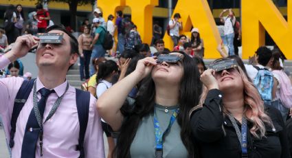 Estudiantes disfrutan de eclipse solar en la explanada de Ciudad Universitaria