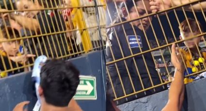 Jugador de Rayados obsequia su jersey a niño aficionado de Tigres | VIDEO