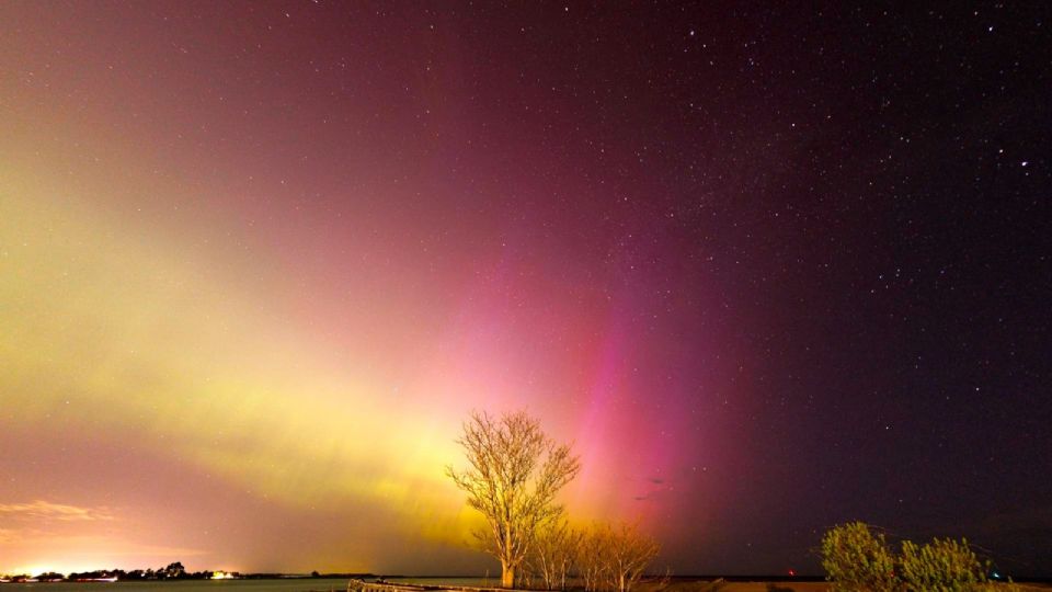 La aurora boreal se ilumina en el cielo nocturno sobre Plum Island y la desembocadura del río Merrimack, en Newburyport, Massachusetts, EU.
