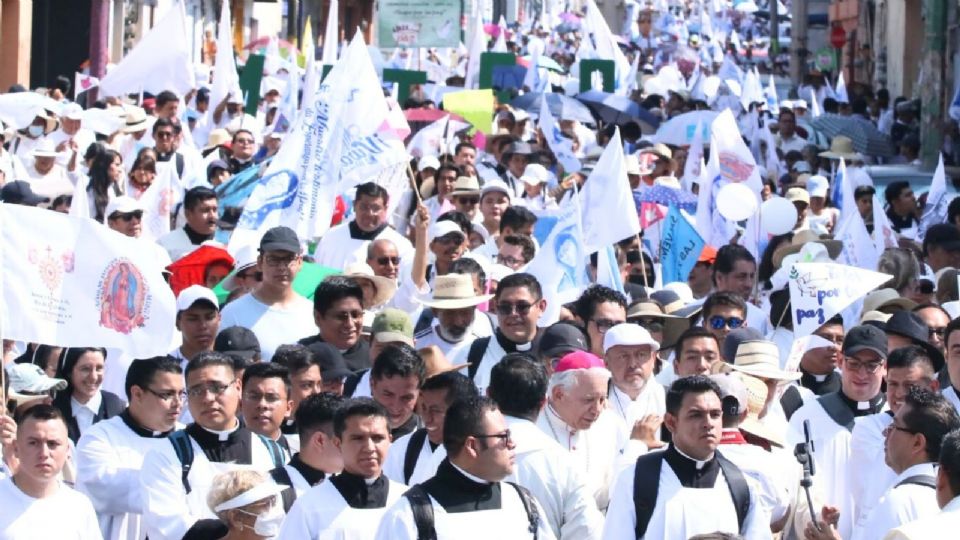 Miles de católicos participaron en la décima 'Caminata por la Paz'.