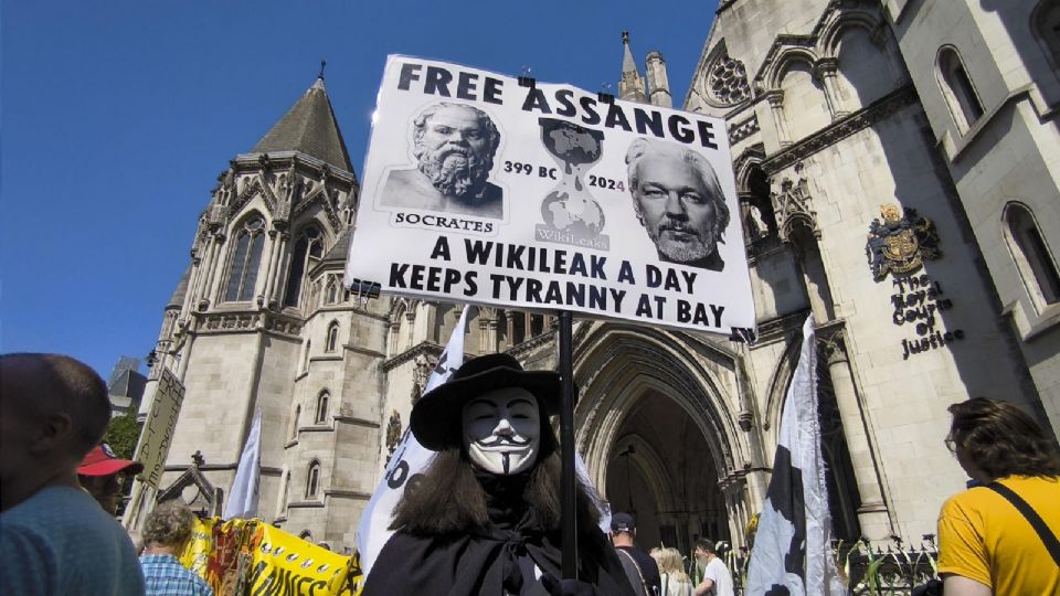 Un grupo de personas se manifiesta este lunes en Londres, mientras el Tribunal Superior de Londres evalúa una serie de garantías pedidas a Estados Unidos sobre el caso de Julian Assange.