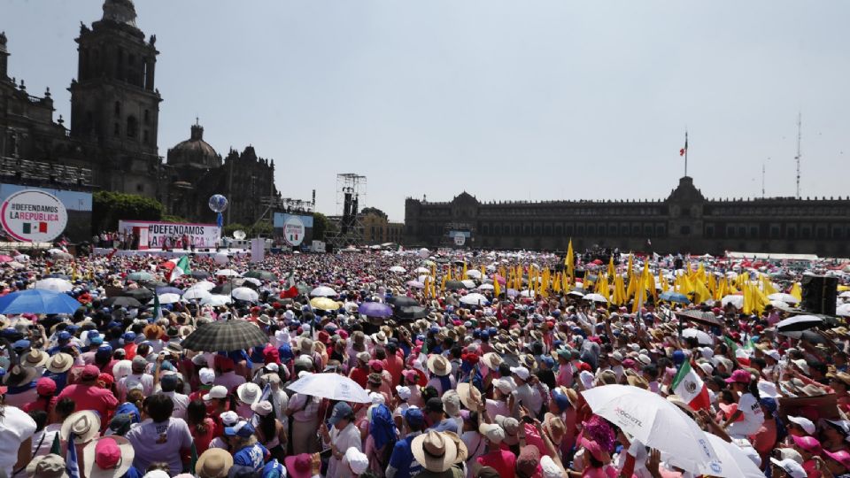 Miles de ciudadanos y y organizaciones UNID@S y #MareaRosa, 144 organizaciones de oposición se manifestaron este domingo en el Zócalo de la Ciudad de México.