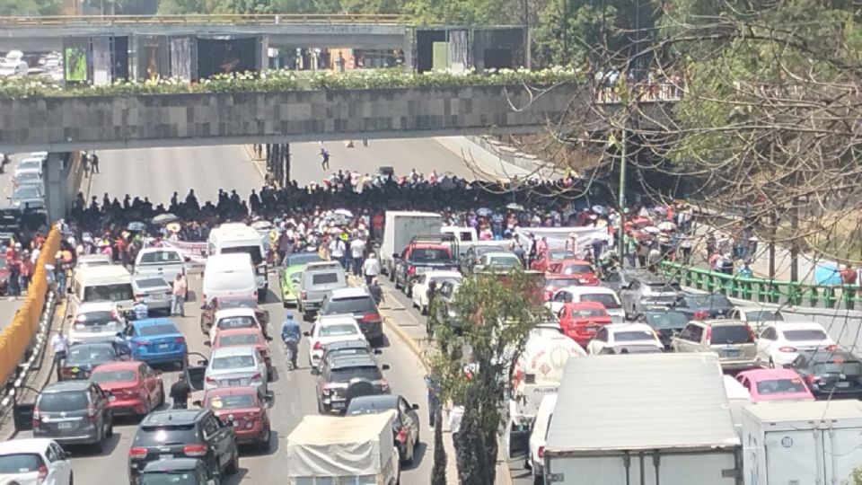 Integrantes de la CNTE bloquean Circuito Interior a la altura de Paseo de la Reforma.