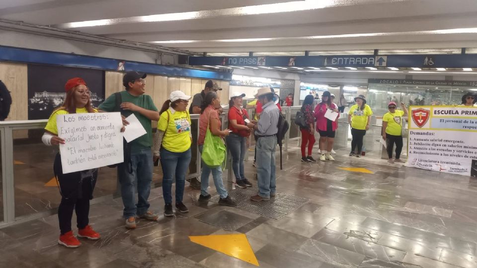 Maestros de la CNTE protestan en las instalaciones del metro.