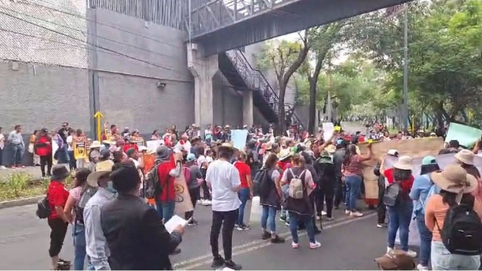 Integrantes de la CNTE protestan frente al INE.