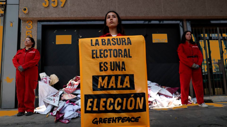 Activistas de Greenpeace México devolvieron en las sede del Partido Acción Nacional (PAN) pendones.