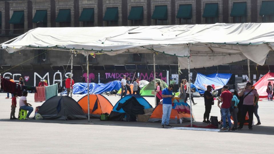 Maestros de la CNTE continúan con paro laboral y plantón en el Zócalo.