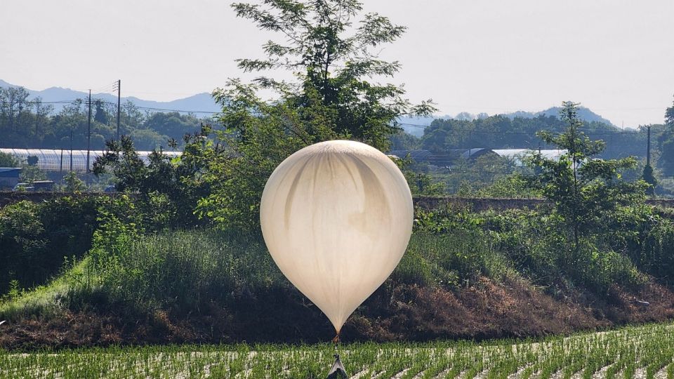 Un globo cargado de basura y excrementos enviado por Corea del Norte sobrevuela un cultivo de arroz en Cheorwon, Corea del Sur. 29 mayo 2024.