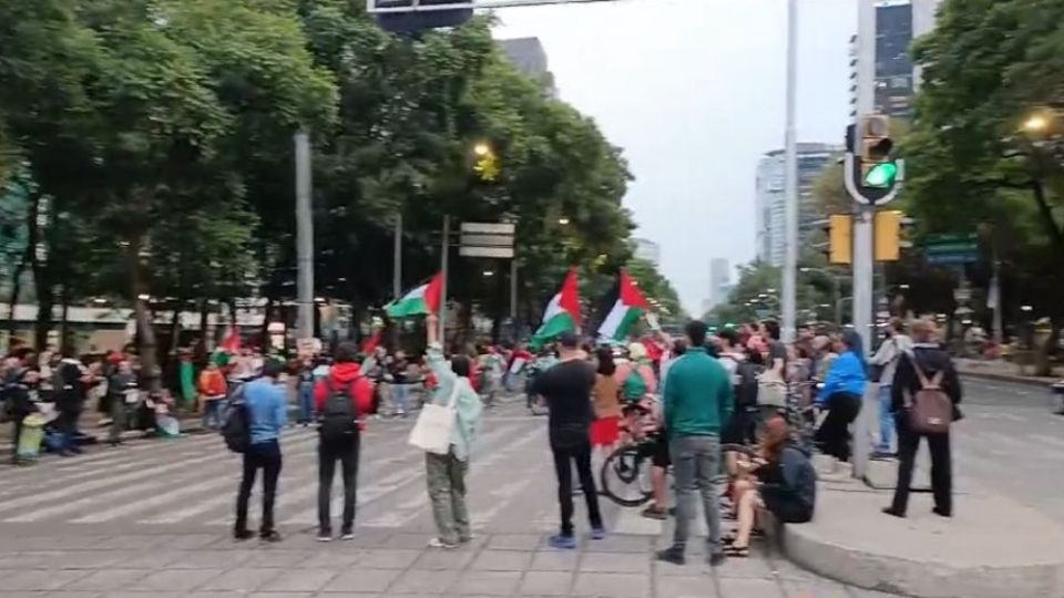 Así protestaron colectivos frente a la Embajada de los Estados Unidos en Paseo de la Reforma