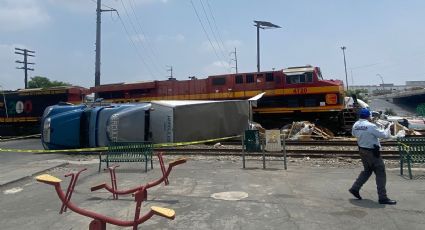 Chofer resulta herido tras impacto de tren con tráiler en Monterrey