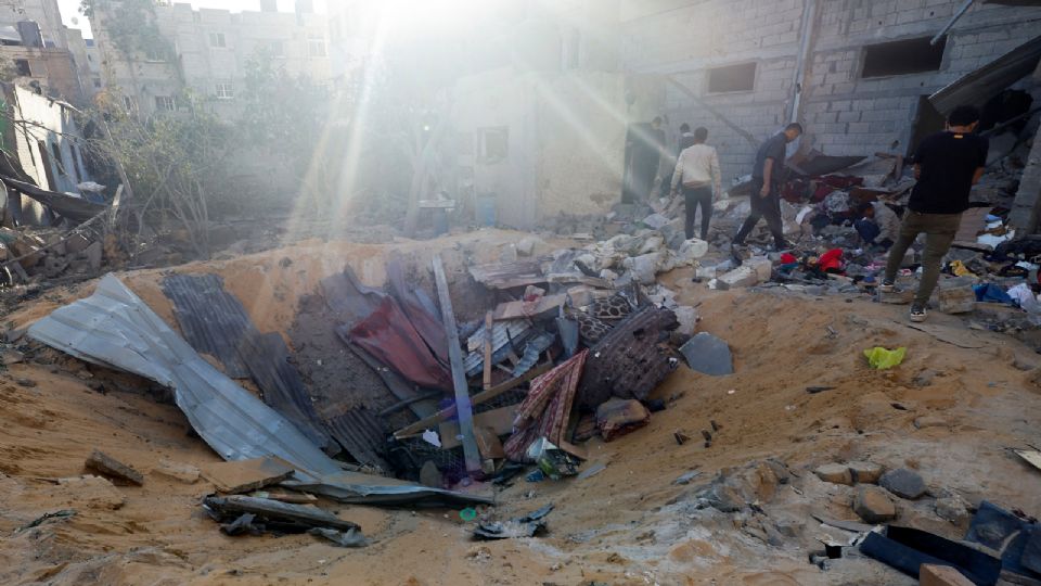 Foto de archivo: Palestinos inspeccionan el lugar de un ataque israelí contra una casa, en medio del conflicto en curso entre Israel y Hamás, en Ráfah. 8 de mayo de 2024.