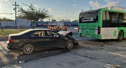 Choca camión con vehículo particular en San Nicolás