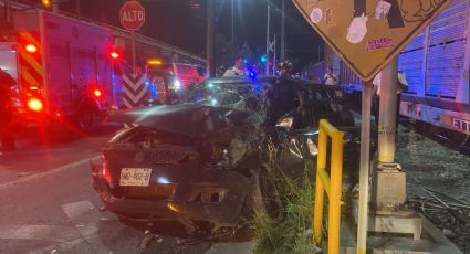 Impacta tren a auto tras intentar ganarle el paso