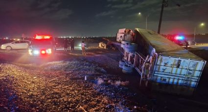 Tráiler vuelca al ser embestido por el tren en Escobedo