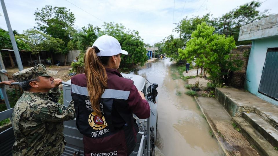 Mara Lezama recorre calles y llamadas de auxilio de la gente afectada por inundaciones en Chetumal.