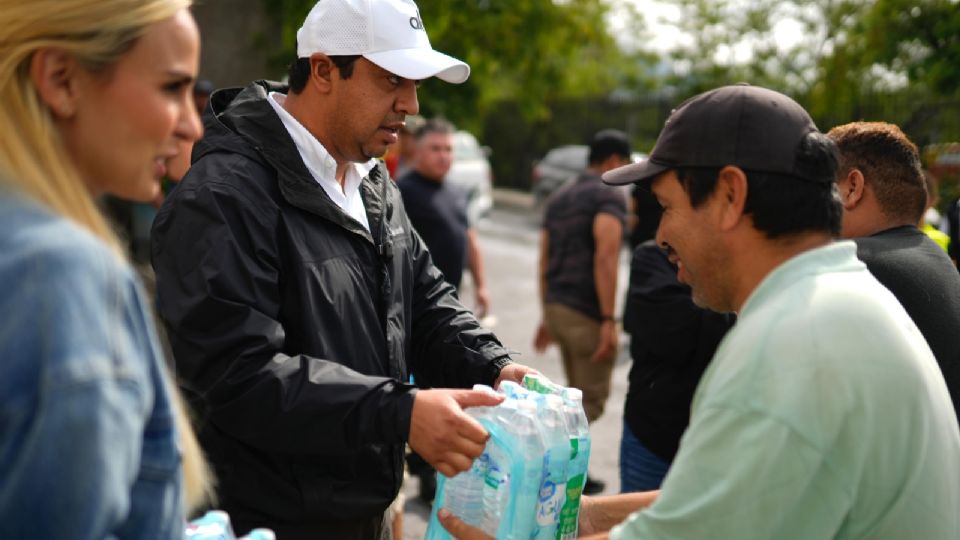 El Alcalde de Santa Catarina, Jesús Nava, reparte agua embotellada a las familias afectadas.