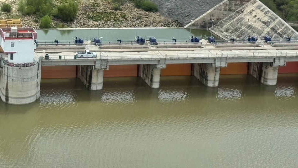 La CONAGUA informó que las descargas de agua se realizarán bajo condiciones controladas por el
propio diseño de la presa y Protección Civil Nuevo León está atento para cualquier eventualidad.