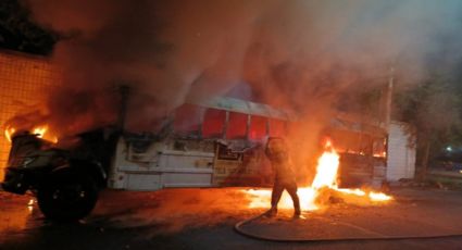 Incendio consume camión en la Colonia Obrera