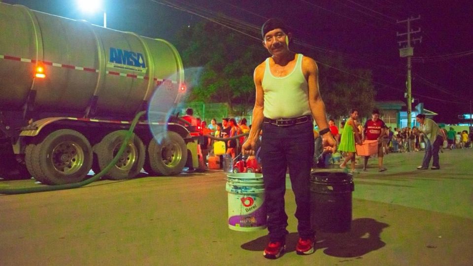Félix Arratia lleva agua a colonias de Juárez