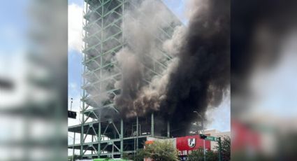 Lona causa incendio en centro de Monterrey