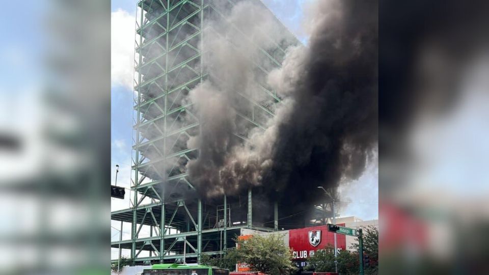 Lona causa incendio en centro de Monterrey