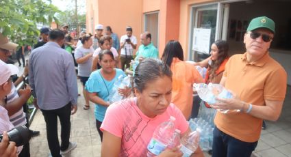 Municipio y Estado distribuyen agua potable a familias de Santa Catarina