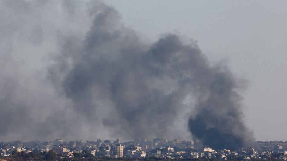 Foto de archivo: el humo se eleva tras una explosión en Gaza, en medio del conflicto en curso entre Israel y el grupo islamista palestino Hamás.