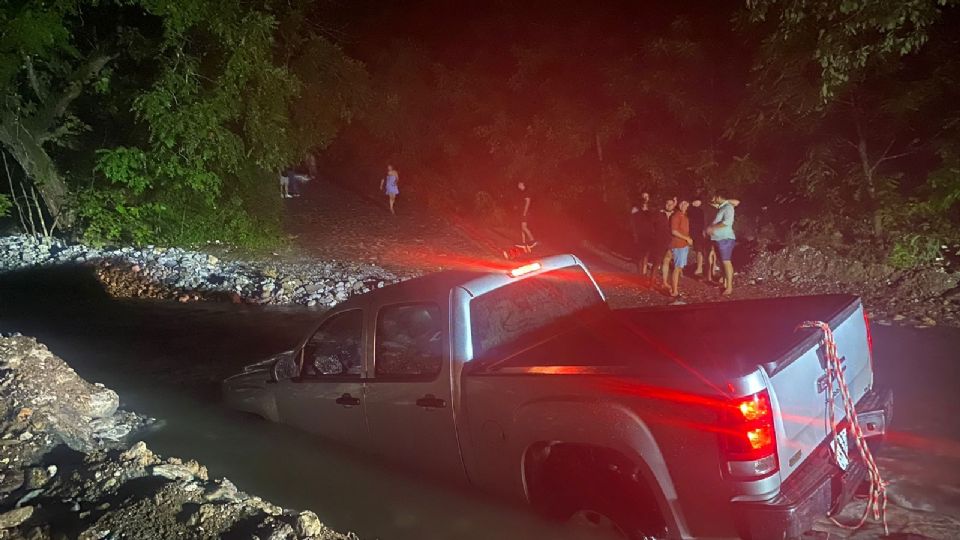 Vehículo queda varado en río de Monterrey