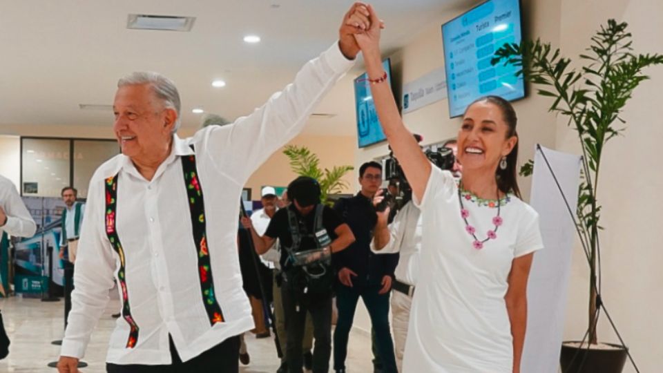 En una publicación en su cuenta oficial en la red social X, López Obrador compartió una fotografía levantando el brazo de Sheinbaum en señal de triunfo.