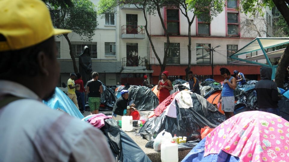 Autoridades levantaron el campamento de migrantes que permanecían en la plaza Giordano Bruno.