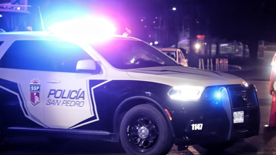 Elementos de la Policía de San Pedro acudieron a acordonar la zona del ataque en espera del personal de la Agencia Estatal de Investigaciones.