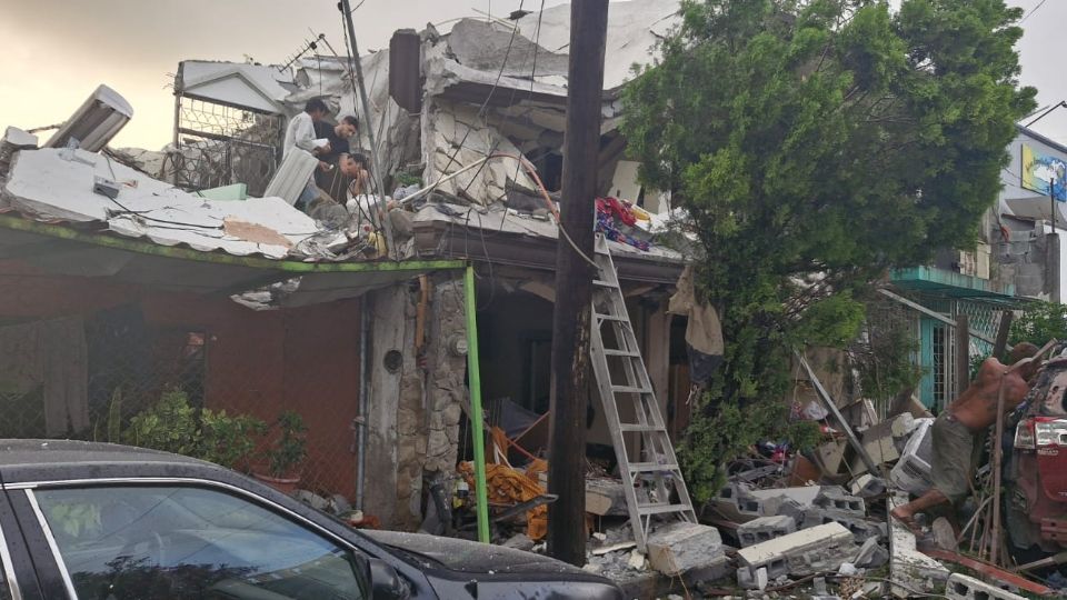 La segunda planta del domicilio donde se registró la explosión se desplomó, ocasionando daños en dos viviendas aledañas y al menos cinco vehículos estacionados.