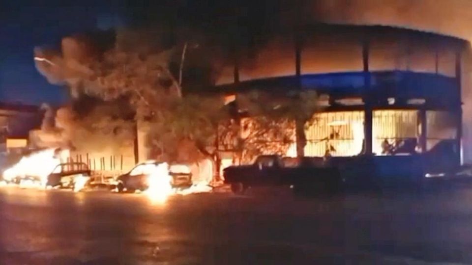 Bomberos Nuevo León atendió el reporte del incendio de varios vehículos y negocios en la colonia Noria Sur en Apodaca.