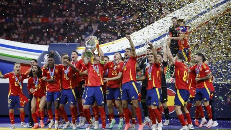 España ganó su cuarta Eurocopa, al derrotar 2-1 a la selección de Inglaterra.