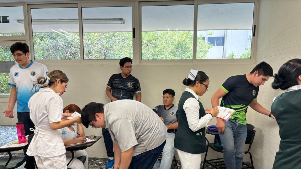 Personal de IMSS Nuevo León visita los planteles escolares donde mediante peso y talla, un equipo multidisciplinario elabora un diagnóstico para iniciar un tratamiento.