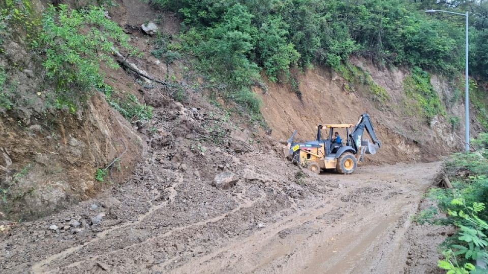 Reabren carretera a Cola de Caballo tras deslave por lluvias