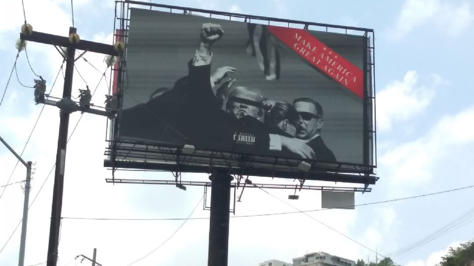 La pantalla publicitaria está ubicada en la Avenida Rangel Frías, justo en el cruce con la Calle Malvinas con vista en dirección de norte a sur, esto en el municipio de Monterrey.