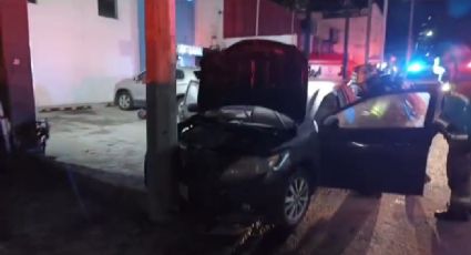 Carro se impacta contra poste de CFE y se incendia en Mitras Centro