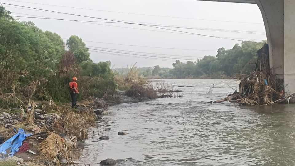 Una persona es arrastrada por corriente en el Río Santa Catarina en Juárez