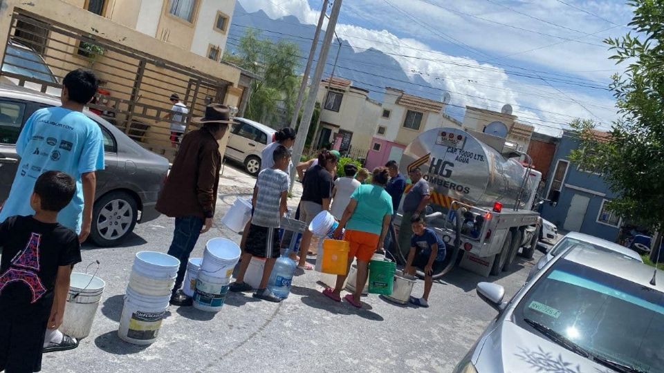 Diversos sectores de la comunidad han atendido el llamado del alcalde de Santa Catarina, Jesús Nava Rivera para abastecer de agua a quien lo requiera.
