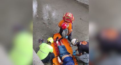Mujer de la tercera edad cae de más de 2 metros de altura al Arroyo Seco en Monterrey