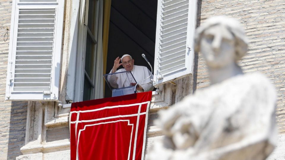 El papa Francisco hace un gesto mientras preside el rezo del Ángelus desde la ventana de su despacho con vista a la Plaza de San Pedro en la Ciudad del Vaticano, este domingo.