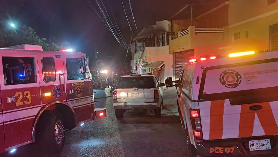 Diversas corporaciones de auxilio atendieron el reporte de incendio en el domicilio ubicado en 5a. Zona y José María Jarero de la colonia Florida al sur de Monterrey.