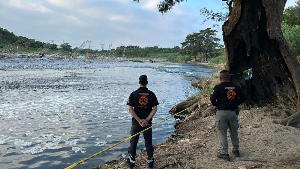 Elementos de Protección Civil Nuevo León reanudaron las labores de búsqueda la mañana de este lunes, localizando al joven sin vida y procediendo a rescatar el cuerpo.
